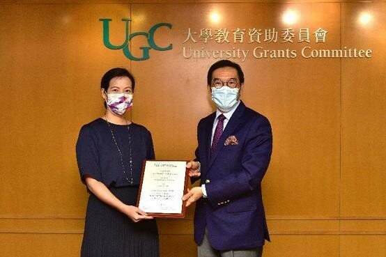The Chairman of the University Grants Committee (UGC), Mr Carlson Tong (right), presents the 2020 UGC Teaching Award for General Faculty Members to Professor Carmen Wong.