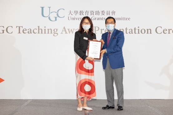 The Chairman of the University Grants Committee (UGC), Mr Carlson Tong (right), presents the 2021 UGC Teaching Award for General Faculty Members to Dr Koon Yee-wan.