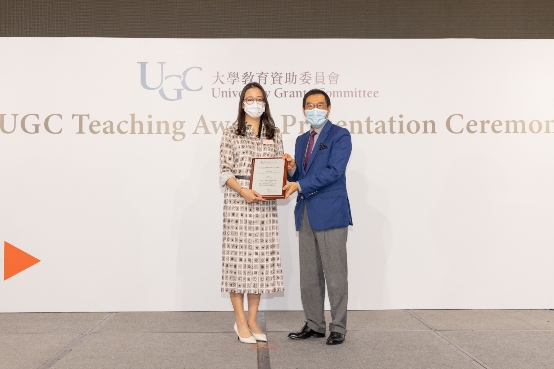 The Chairman of the University Grants Committee (UGC), Mr Carlson Tong (right), presents the 2021 UGC Teaching Award for Early Career Faculty Members to Professor Rhea Patricia Liem.