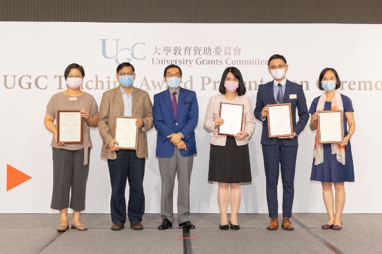 The Chairman of the University Grants Committee (UGC), Mr Carlson Tong (third left), presents the 2021 UGC Teaching Award for Teams to the Joint University Mental-Wellness Project Team. The team is led by Dr Sylvia Kwok Lai Yuk-ching (third right), with P