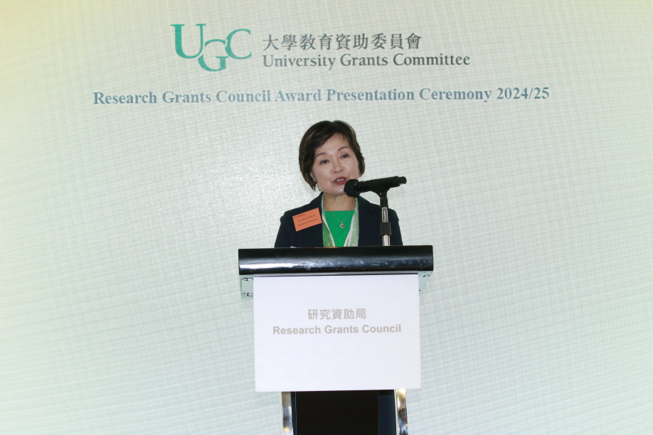 The Secretary for Education, Dr Choi Yuk-lin, delivers a speech at the award presentation ceremony held by the Research Grants Council today (November 19).